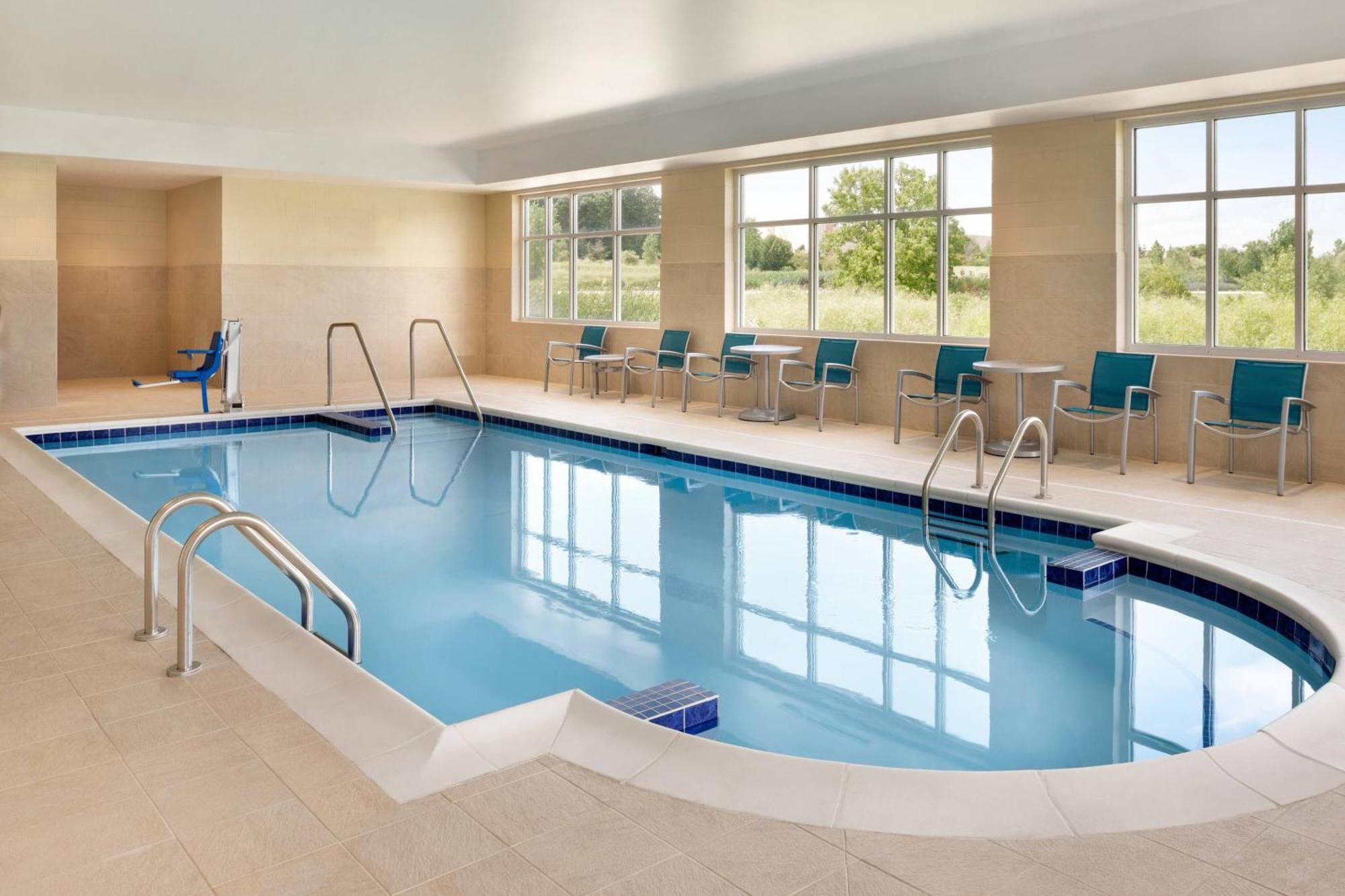 Towneplace Suites By Marriott Milwaukee Grafton Esterno foto